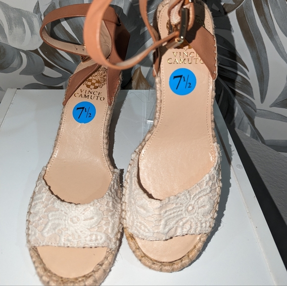 Vince Camuto wedge - Picture 2 of 4